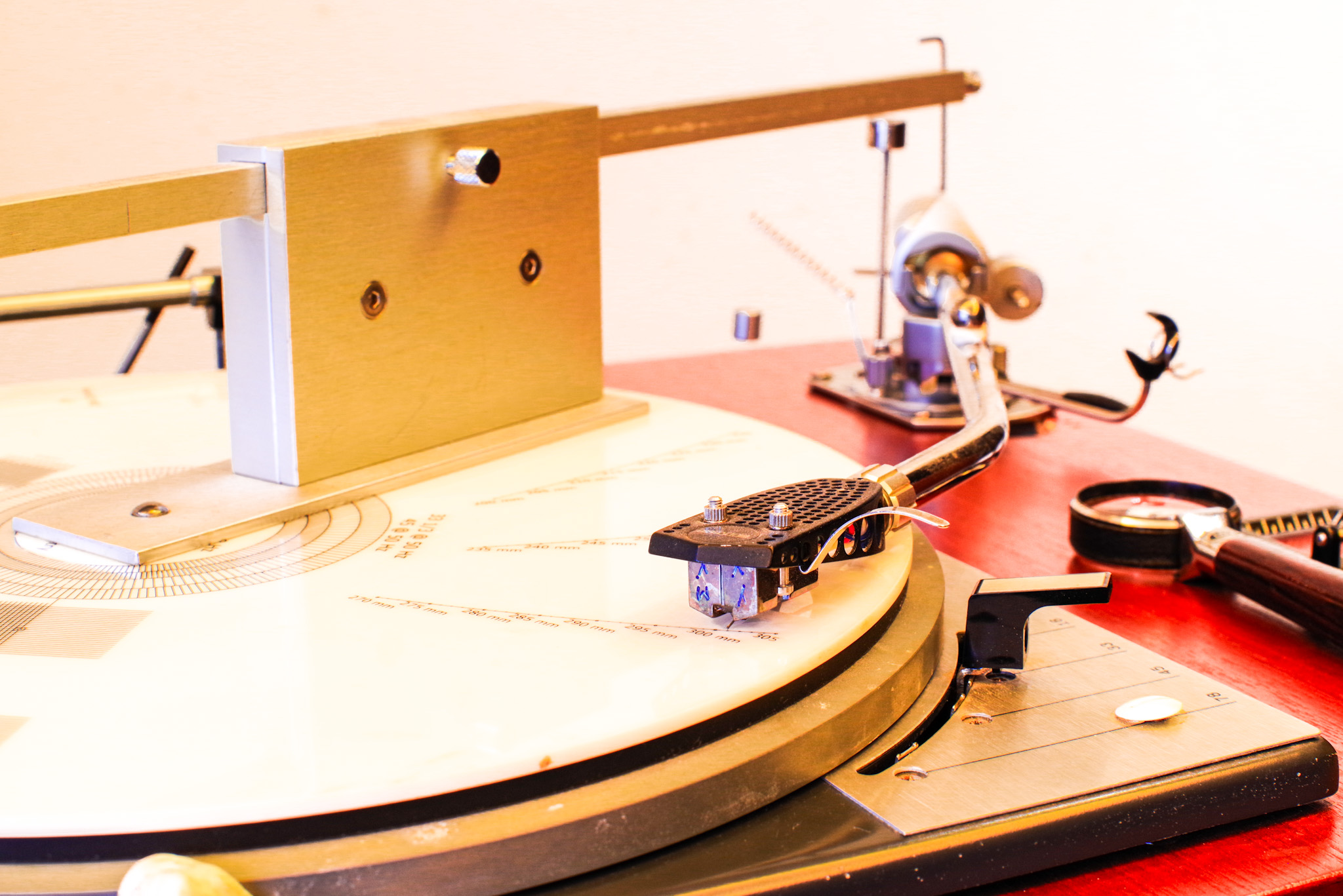 Showing measuring tonearm with a protractor sme3102